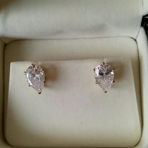 Jewelry - Diamond like pierced earrings